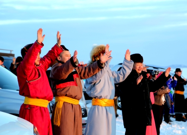 Хаврын тэргүүн сарын шинийн нэгний нарыг харав